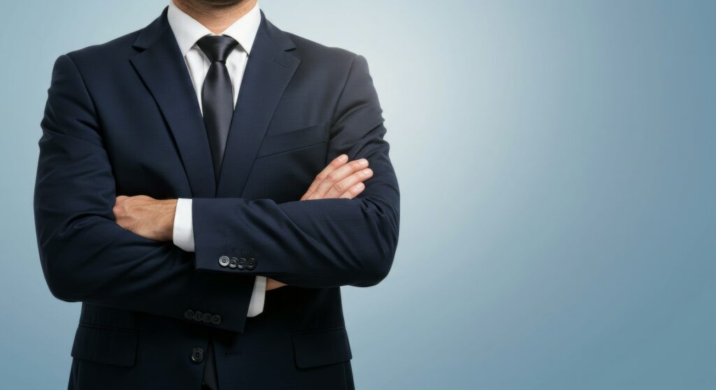 corp de barbat imbracat in costum